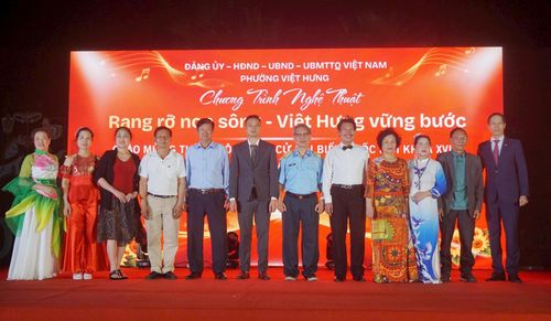 Lãnh đạo phường cảm ơn các đơn vị có tiết mục tham gia chương trình. Ảnh: B.Duy