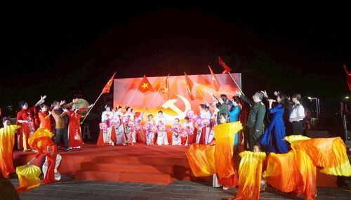 Tiết mục "Lá cờ Đảng" do Tổ dân phố số 14 cụm Việt Hưng trình bày. Ảnh: B.Duy