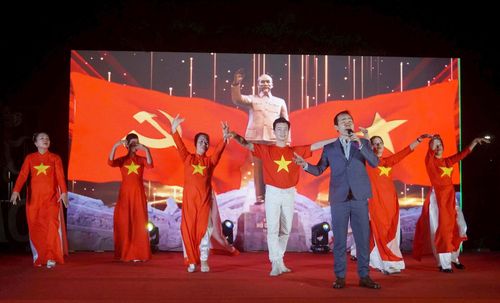 Tiết mục "Đảng là cuộc sống của tôi" mở màn chương trình. Ảnh: B.Duy