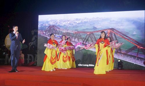 Tiết mục "Bài ca Hà Nội" do Tổ dân phố số 8 cụm Việt Hưng thể hiện. Ảnh: B.Duy