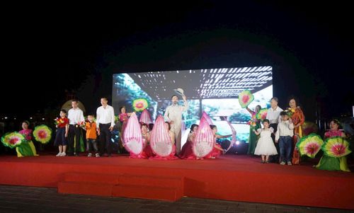 Tiết mục múa "Người về thăm quê" do Tổ dân phố số 20 cụm Thượng Thanh thể hiện. Ảnh: B.Duy