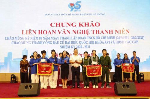 Trao giải cho các tậo thể, tham gia Chung khảo liên hoan văn nghệ thanh niên. Ảnh: Đoàn TN