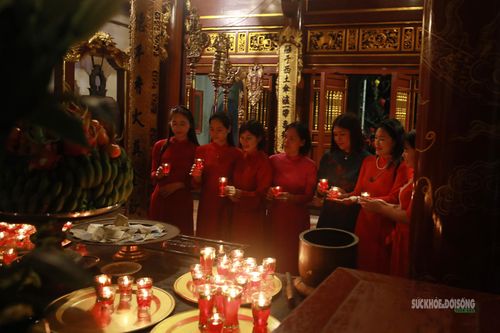 Không gian nội điện lung linh ánh nến, đậm chất tâm linh.