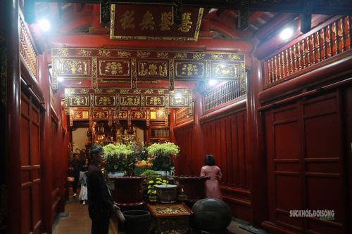 Du khách dâng hương tại điện thờ trong nghi thức truyền thống.