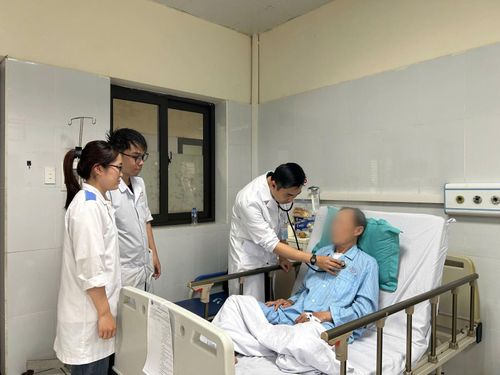 Bệnh nhân được thăm khám sau phẫu thuật.
