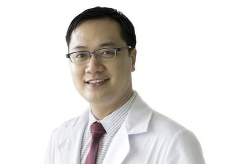 Tiến sĩ, bác sĩ Đỗ Mạnh Hùng, Phó trưởng khoa Phẫu thuật Cột sống, Bệnh viện Việt Đức.
