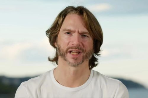 Olivier Janssens phát biểu với “những người đồng hương tại St. Kitts and Nevis” trong một đoạn video được ông đăng tải nhằm quảng bá cho đặc khu do mình đề xuất mang tên Destiny. Nguồn: Destiny.com