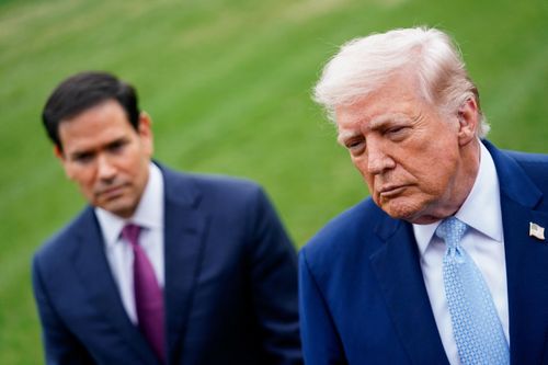 Tổng thống Mỹ Donald Trump phát biểu với báo chí, bên cạnh Ngoại trưởng Marco Rubio, trước khi rời Nhà Trắng tới bang Florida trong ngày 20/3. Ảnh: Reuters.