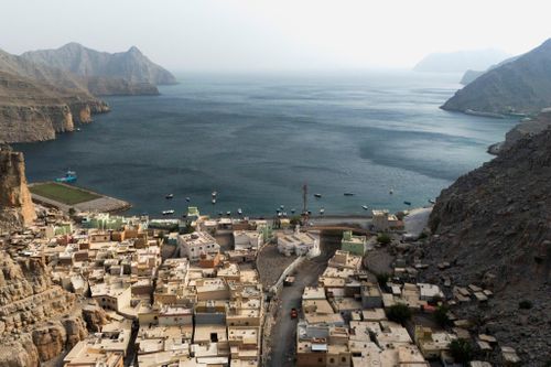 Eo biển Hormuz nhìn từ làng Kumzar, Oman. Ảnh: NYT