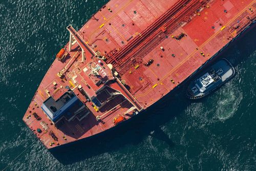 Việc các tàu chở nhiên liệu gặp khó tại eo biển Hormuz đang gây áp lực nặng nề lên nhiều nền kinh tế và chuỗi cung ứng toàn cầu. Ảnh: Bloomberg.