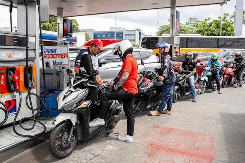 Hàng dài người xếp hàng tại một trạm xăng ở thành phố Manila, Philippines ngày 9/3. Ảnh: Reuters.