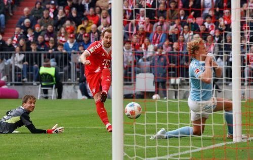 Đĩa bạc Bundesliga khó thoát khỏi tay Bayern.