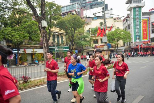 Ngay sau nghi thức khai mạc, các đại biểu cùng lực lượng tham gia đã xuất phát ở nội dung chạy đồng hành với lộ trình 1,7 km (tương đương 1 vòng hồ Hoàn Kiếm)