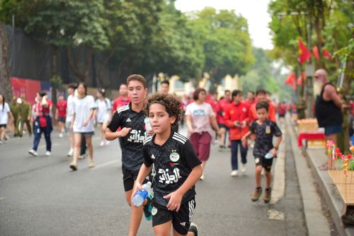 Du khách quốc tế cũng sôi nổi tham gia vào hoạt động thể dục thể thao này