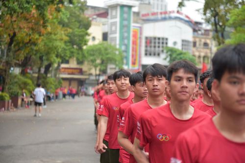 Đông đảo cán bộ, chiến sĩ các lực lượng vũ trang tham gia Ngày chạy Olympic