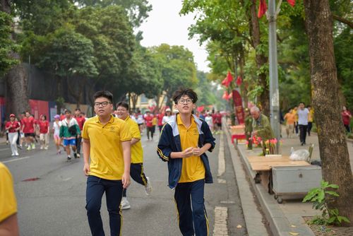 Nhiều học sinh từ các trường học trên địa bàn thành phố hưởng ứng Ngày chạy Olympic để rèn luyện sức khỏe