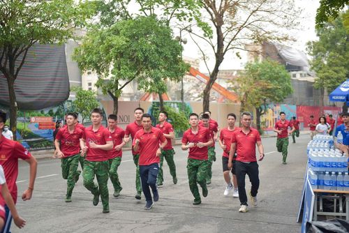 Từ sáng sớm đã có rất nhiều vận động viên, cán bộ các lực lượng tham gia và người dân có mặt tại hồ Hoàn Kiếm để tham dự Ngày chạy Olympic 2026