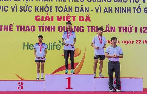 Lãnh đạo Sở VHTTDL trao huân chương và phần thưởng cho các VĐV ở lứa tuổi học đường