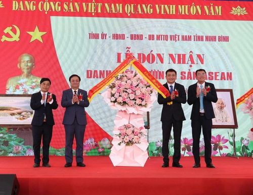 Ủy viên Ban Thường vụ Đảng ủy Quốc hội, Phó Chủ tịch Quốc hội Lê Minh Hoan tặng hoa chúc mừng Vườn Quốc gia Xuân Thủy