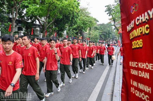 Đông đảo cán bộ, chiến sĩ và nhân dân cùng hòa mình vào nhịp chạy khỏe khoắn, lan tỏa thông điệp sống tích cực.
