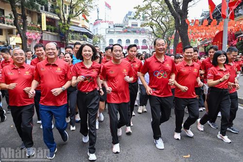 Người dân Thủ đô hào hứng tham gia Ngày chạy Olympic trong không khí trong lành, mát mẻ của sáng Chủ nhật.