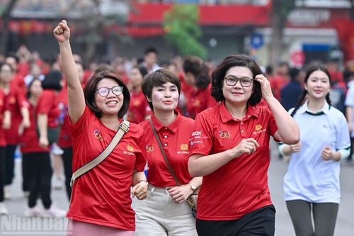 Sáng Chủ nhật tại Hà Nội trở nên sống động hơn với sắc màu áo chạy và tinh thần hào hứng của người tham dự.