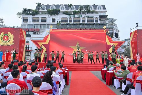 Chương trình văn nghệ do các chiến sĩ Công an nhân dân trình diễn.