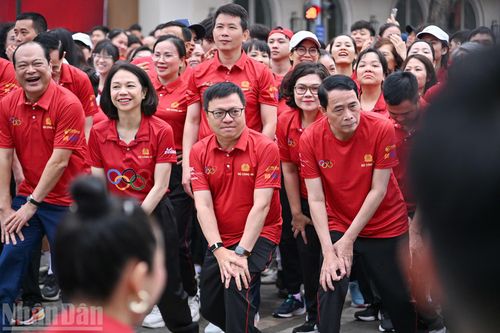 Các đại biểu khởi động, "làm nóng" trước khi bước vào đường chạy.