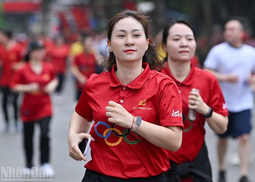 Những bước chạy đều đặn, nhịp nhàng thể hiện tinh thần đoàn kết và quyết tâm rèn luyện sức khỏe của cộng đồng.