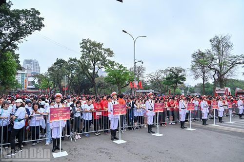 Các khối tham dự Ngày chạy Olympic 2026 tại khu vực Quảng trường Đông Kinh Nghĩa Thục.