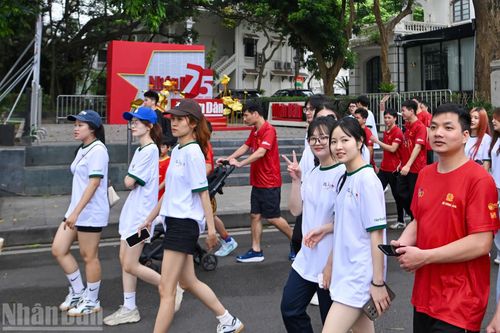 Thời tiết mát dịu tạo điều kiện thuận lợi để người dân Thủ đô tham gia hoạt động thể thao ngoài trời.