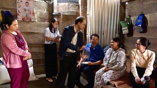  Sở Y tế Đà Nẵng và chính quyền địa phương kiểm tra, hướng dẫn người dân bảo đảm an toàn khi chế biến món cá ủ chua. 