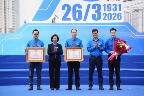  Đoàn Thanh niên, Bí thư Đoàn Thanh niên thành phố Hà Nội đón nhận Bằng khen của Thủ tướng Chính phủ. 