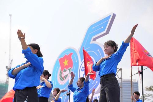  Màn đồng diễn kỷ niệm 95 năm Ngày thành lập Đoàn Thanh niên Cộng sản Hồ Chí Minh do các bạn trẻ Thủ đô thực hiện. 