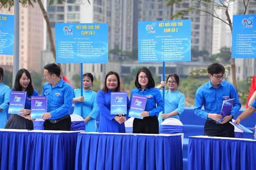  Đại diện các cơ sở Đoàn Thanh niên trên địa bàn Thủ đô ký kết giao ước thi đua. 