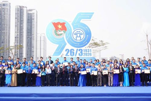  Ban tổ chức trao trao "Kỷ niệm chương vì thế hệ trẻ" tặng 78 cá nhân xuất sắc. 