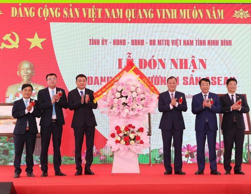 Các đồng chí lãnh đạo tỉnh Ninh Bình tặng hoa chúc mừng Vườn Quốc gia Xuân Thủy.
