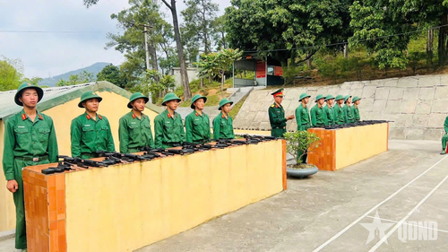 Cán bộ, chiến sĩ Tiểu đoàn 15 thực hành nội dung huấn luyện kỹ thuật tháo lắp các loại súng bộ binh.
