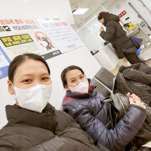 Chị Nguyễn Thị Kim Hương (trái) và cô dâu Việt. (ẢNH: KBS)