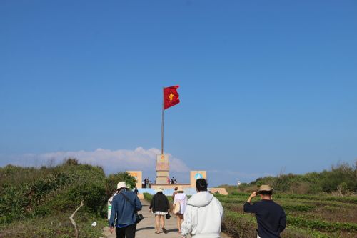  Cột mốc chủ quyền Phú Quý thu hút đông đảo du khách tới tham quan 