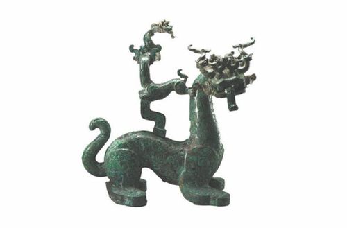 Triển lãm được chia thành năm phần theo chủ đề dựa trên chất liệu: Vẻ đẹp lộng lẫy của ngọc pha lê; Đồ sơn mài rực rỡ; Đồ đồng tinh xảo; Vàng và bạc sáng bóng; Gốm sứ tinh tế. Ảnh: @China Daily.