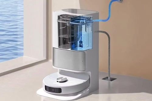 Bình nước nếu không vệ sinh định kỳ sẽ hình thành lớp màng vi khuẩn, khiến nước mang mùi và phát tán ra sàn.