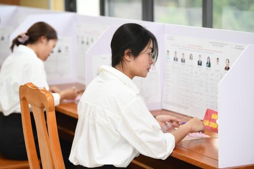 Sinh viên đi bầu cử Quốc hội khóa XVI. Ảnh: Dương Triều