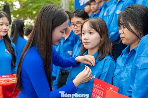 Tiếp nối truyền thống, trong tháng 3 thanh niên của năm 2026, Đoàn UBND tỉnh Quảng Ninh tổ chức trao quyết định chứng nhận và huy hiệu Đoàn cho 400 thanh niên ưu tú là học sinh của 3 trường trên.
