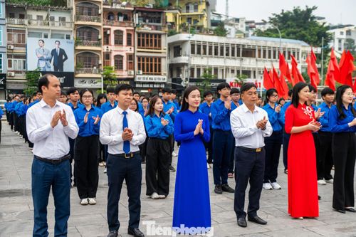 Tham dự buổi lễ có chị Nguyễn Phương Thảo - Tỉnh ủy viên, Phó Chủ tịch UB MTTQ tỉnh, Bí thư Tỉnh Đoàn Quảng Ninh. Đại diện lãnh đạo phường Hồng Gai và Ban giám hiệu, Chi đoàn các trường gồm Trường THPT chuyên Hạ Long, Trường phổ thông dân tộc nội trú THCS&amp;THPT tỉnh Quảng Ninh, Trung tâm Giáo dục nghề nghiệp - Giáo dục thường xuyên tỉnh.