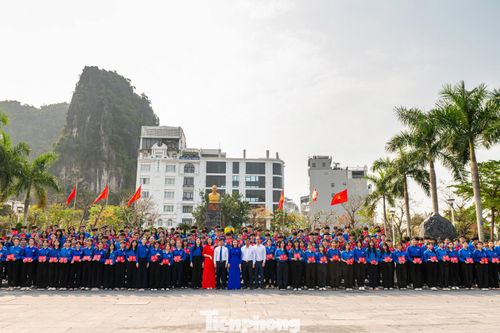 Đoàn đại biểu Tỉnh Đoàn và 400 Đoàn viên mới chụp ảnh lưu niệm bên Tượng đài Liệt sĩ Vũ Văn Hiếu.