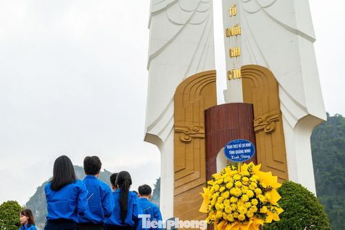 Cũng trong hoạt động công nhận Đoàn viên mới cấp tỉnh. Tỉnh Đoàn Quảng Ninh và đại diện chính quyền, nhà trường cùng các Đoàn viên ưu tú đã dâng hương tại Tượng đài các anh hùng liệt sĩ tỉnh Quảng Ninh và Tượng đài Liệt sĩ Vũ Văn Hiếu.
