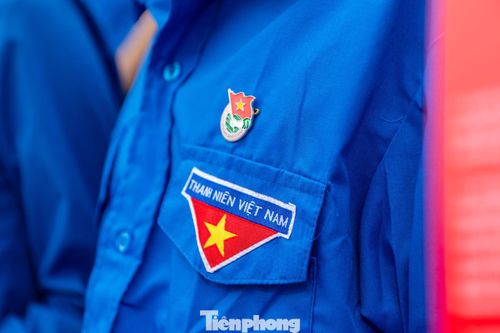 Đoàn viên Nguyễn Hoàng Hải Phong đến từ Đoàn trường THPT Chuyên Hạ Long, thay mặt cho 400 Đoàn viên mới trong lễ kết nạp, cho biết cảm thấy vô cùng vinh dự và tự hào khi được kết nạp, công nhận Đoàn viên “Lớp đoàn viên 95 năm ngày thành lập Đoàn TNCS Hồ Chí Minh” và được trao huy hiệu Đoàn ngay dưới chân tượng đài Bí thư Đặc khu ủy đầu tiên của Khu mỏ Quảng Ninh.