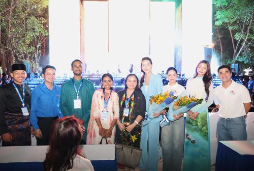 Lãnh đạo Thành Đoàn TPHCM cùng các nghệ sĩ và đại biểu thanh niên quốc tế tại Youth Concert.