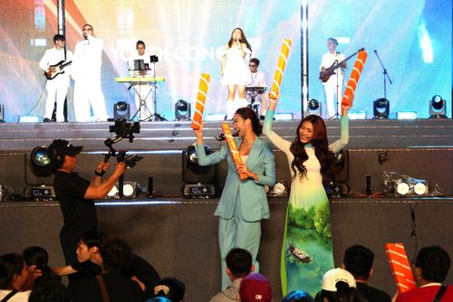 Trong chương trình, Hoa hậu Xuân Hạnh cùng người bạn thân thiết là Hoa hậu Liên lục địa Lê Nguyễn Bảo Ngọc đã khuấy động không khí.